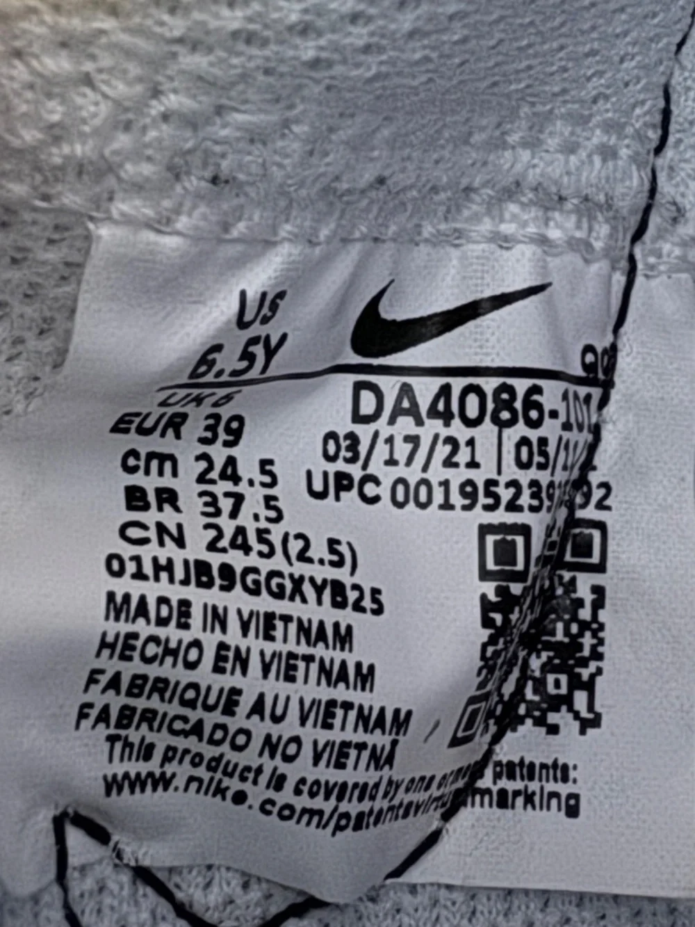 Kid's sneakers by Nike 6.5y(women's 8 us /38 euro).
